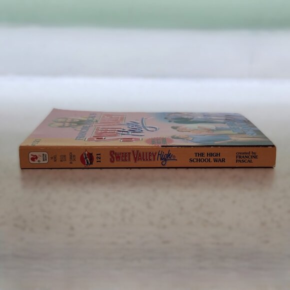 Sweet Valley High #121 The High School War - Picture 5 of 6